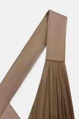 Vestido midi color marrón topo, confeccionado en tejido satinado con caída. Presenta escote en V pronunciado al frente y tirantes anchos que se cruzan formando una X en la espalda. El ruedo es asimétrico con puntas.