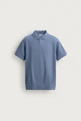 Polo de manga corta color azul con estructura piqué, cuello solapa y cierre frontal de dos botones. Cuenta con acabados en rib en cuello, mangas y ruedo.