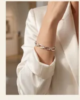 Pulsera de eslabones ovalados de plata 925 con diseño minimalista y acabado pulido.