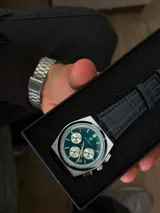 Reloj cronógrafo Poedagar 970 Huston Blue con caja de acero inoxidable, esfera de color verde azulado con subesferas plateadas, indicador de fecha y correa de cuero negro con textura de cocodrilo.