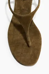 Sandalias de dedo en gamuza color verde militar, con tira en T, taco kitten y tira elástica trasera.