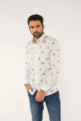 Camisa de manga larga con corte slim fit, color blanco con estampado de hojas pequeñas en tonos grises y azules. Presenta cuello clásico, cierre frontal con botones y logo bordado en el pecho.