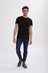 Pantalón de jean azul oscuro, corte skinny, con bolsillos delanteros y traseros.