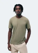 Remera básica de manga corta con cuello en V, confeccionada en tejido de punto suave y ligero.