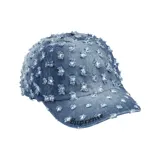 Gorra de denim color azul con efecto desgastado, detalles de strass repartidos por toda la superficie y la palabra 'Supreme' bordada en negro sobre la visera.