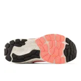 Championes de running New Balance 860 V13 para mujer, color rosa con detalles en negro y beige.