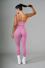 Conjunto deportivo color borgoña, compuesto por top de breteles finos y calzas largas de tiro alto.