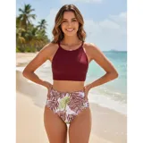 Conjunto de bikini de dos piezas Uniteduy, compuesto por un top deportivo bordó de cuello redondo y una bombacha de tiro alto con estampado tropical de hojas en tonos bordó y verde sobre base blanca.