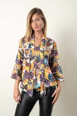 Blusa estampada con hojas en tonos mostaza, verde y blanco. Tiene cuello con lazo, manga tres cuartos y cintura fruncida.