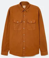Camisa de manga larga de algodón oxford color marrón, de corte casual, con bolsillos frontales con solapa y cierre de botones.