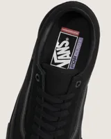 Championes Vans modelo Skate Old Skool, de diseño low-top en color negro total. Confeccionados en una combinación de gamuza y lona, cuentan con la icónica franja lateral Sidestripe, refuerzos Duracap para mayor durabilidad, suela vulcanizada con patrón Waffle para un agarre superior y plantillas PopCush para una amortiguación avanzada.