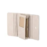 Monedero de simil cuero color verde agua, con cierre de broche imantado. Interior con tarjetero y lugar para billetes, y bolsillo interno con cierre.