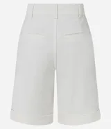 Bermuda de sarga color blanco, de tiro alto con trabillas en la cintura y bolsillos laterales. Confeccionada en tejido plano de algodón con un toque de elastano para mayor comodidad. Marca Marfinno.