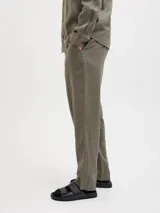 Pantalón chino de lino color verde oliva, corte clásico, con cierre de cremallera.