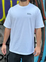 Remera blanca de algodón con corte oversize y estampado en la espalda con diseño geométrico en negro y la palabra 'OSTER' en la parte inferior.