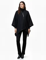 Ruana negra de tejido suave, con cierre frontal de botones metálicos y ribetes de cuero sintético en los bordes.