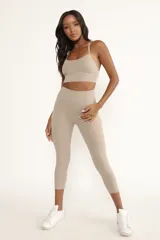 Calzas capri color beige de tiro alto, confeccionadas en tejido de alta densidad que se ajusta a la cintura y estiliza las piernas y los glúteos.