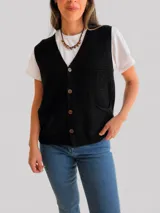 Chaleco de tejido de punto con escote en V, cierre frontal con botones y bolsillos laterales. Presenta un diseño texturizado y terminaciones en rib.