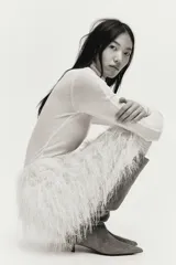 Bota de caña alta estilo slouchy, confeccionada en material con acabado de gamuza suave, con punta fina y taco kitten.