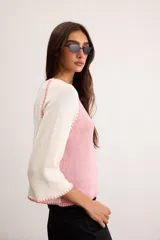 Saco de algodón tejido, color beige con mangas y detalles en blanco, escote en V y cierre frontal de botones.