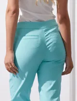 Pantalón recto color verde esmeralda de gabardina elastizada, marca Zac & Rachel. Pretina ancha con faja interna modeladora. Delantera con bolsillos simulados. Trasera con bolsillos ojal.