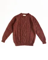 Sweater de lana merino color bordó con diseño de trenzas en el frente.