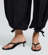 Pantalón estilo aladino color bordó, confeccionado en tejido crepé con textura. Presenta cintura elástica, corte holgado en las piernas y ruedo ajustado con lazo decorativo.