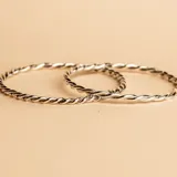 Esclava de diseño trenzado fabricada en plata 925, con acabado pulido brillante.