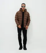 Campera puffer deportiva Get Over, color negro, con diseño sin costuras, cierre frontal por cremallera y capucha con cordón ajustable. Presenta puños elásticos y diseño acolchado.
