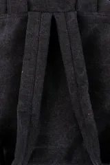 Mochila de lona gris oscuro con detalles en cuero sintético marrón, asas superiores y bolsillo frontal con cierre.