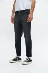 Pantalón jean de corte recto color gris oscuro, con lavado gastado.