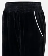 Pantalón deportivo de corte recto confeccionado en tejido de plush, con cintura elástica y detalle de piping lateral contrastante.
