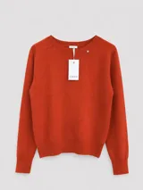 Suéter de tejido fino color naranja, con cuello redondo a la base, mangas largas y puños acanalados. Diseño básico y versátil de calce cómodo.