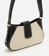 Cartera baguette pequeña Satinato, confeccionada en poliéster con textura y detalles en poliuretano negro y costuras blancas contrastantes. Presenta solapa con cierre de encastre y asa larga para el hombro.