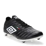 Championes de fútbol 11 Umbro modelo Legend, color negro con detalles en blanco. Presentan el logo de la marca en el lateral, costuras reforzadas en la puntera y una pequeña bandera tricolor decorativa. Cuentan con suela de tacos blancos y cierre mediante cordones negros.