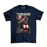 Remera azul marino de algodón con estampa frontal inspirada en Jurassic Park, que presenta un dinosaurio T-Rex, un vehículo todoterreno y el texto 'Enjoy the Ride'.