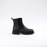 Bota corta tipo chelsea de cuero vacuno color marrón, con suela track de goma negra y elástico lateral.