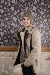 Saco de lana color tostado, con solapa, doble abotonadura, bolsillos, canesú y charreteras. Prenda de uso diario.