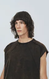 Sudadera color óxido con efecto gastado, de manga corta y corte oversize. Presenta recortes en el delantero y las mangas.