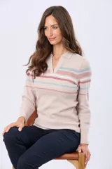 Remera polo de manga larga color beige con rayas horizontales en tonos rosa, blanco y celeste.