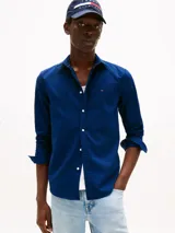 Camisa azul de corte regular confeccionada en tejido dobby de puro algodón.