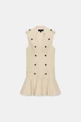 Vestido mini color beige sin mangas, con escote en V, doble botonadura frontal de botones oscuros y bajo con volante amplio. Presenta trabillas en los hombros y falsos bolsillos con solapa.