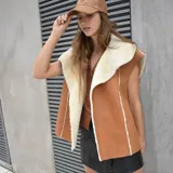 Chaleco marrón de cuero ovino con interior de piel sintética color crema.