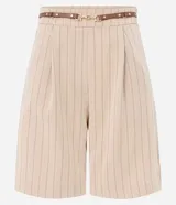 Bermuda sastrera color beige con estampa de raya de tiza, corte alargado, cinturón fino en la cintura y pliegues.