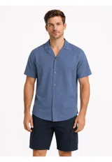 Camisa de manga corta Arrow confeccionada en mezcla de lino y algodón, color azul, con cuello solapa y cierre frontal de botones.
