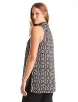 Blusa sin mangas de gasa estampada en tonos negros, grises y blancos, con escote en V pronunciado, pliegues en los hombros y ruedo asimétrico con tajos laterales.