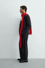 Blazer de corte regular fit confeccionado en tejido con lana, con diseño de raya diplomática. Presenta cuello con solapas de pico, cierre frontal de botonadura cruzada, bolsillos de solapa en la cadera, bolsillo interior y abertura central en la espalda.