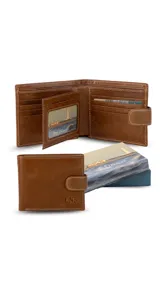 Billetera de cuero negro con presilla y broche a presión. El interior cuenta con un volante central, visor transparente, múltiples tarjeteros y bolsillos. Tiene doble compartimento para billetes y un bolsillo interno con cierre en la parte posterior.