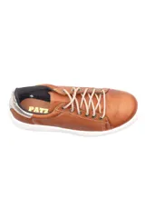 Deportivo de cuero liso color caramelo, con cordones beige y suela blanca. Presenta un detalle metalizado plateado en el talón.