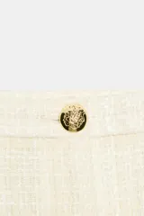 Short de tiro alto confeccionado en tweed negro, con cierre frontal y botón dorado decorativo.